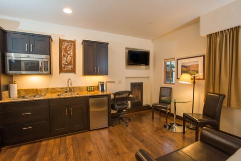 Deluxe Studio, 1 King Bed (Euro King Studio) | Private kitchen | Coffee/tea maker, electric kettle, eco-friendly cleaning products