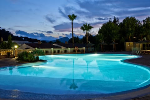 Indoor pool, 2 outdoor pools