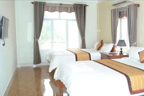 Standard Triple Room, Balcony | Desk, free WiFi