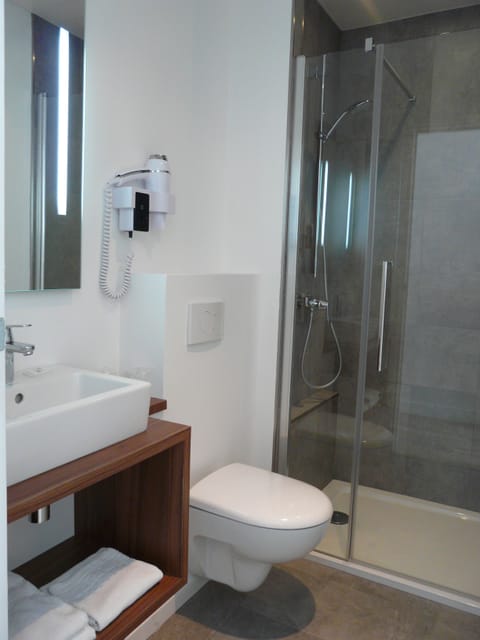 Twin Room | Bathroom | Shower, free toiletries, hair dryer, towels
