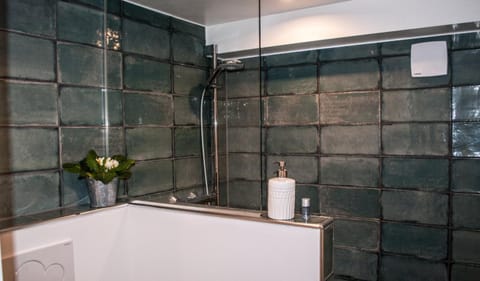 Shower, free toiletries, towels