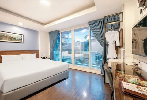 Deluxe Double Room | Minibar, in-room safe, blackout drapes, iron/ironing board