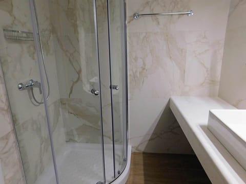 Triple Room | Bathroom | Free toiletries, hair dryer, slippers, towels