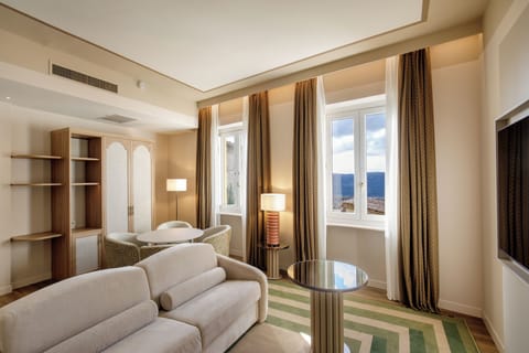 Suite, 1 Bedroom | Hypo-allergenic bedding available, minibar, in-room safe, desk