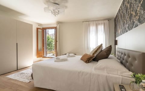 Deluxe Room, 1 King Bed, Balcony, City View | Premium bedding, down comforters, Select Comfort beds, soundproofing