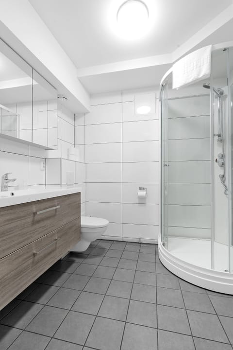 Standard Double or Twin Room, 2 Twin Beds, Non Smoking | Bathroom | Shower, towels