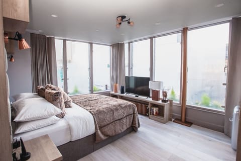 Penthouse | Blackout drapes, free WiFi, bed sheets