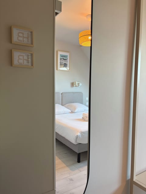 Standard Triple Room with Shower | Desk, blackout drapes, free WiFi, bed sheets