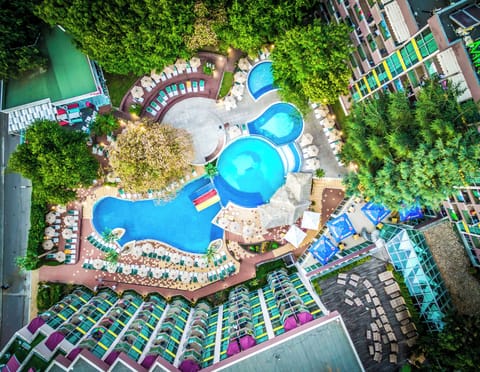 Indoor pool, 2 outdoor pools