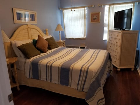 1 bedroom, individually decorated, individually furnished, desk