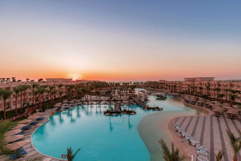 4 outdoor pools, pool umbrellas, sun loungers