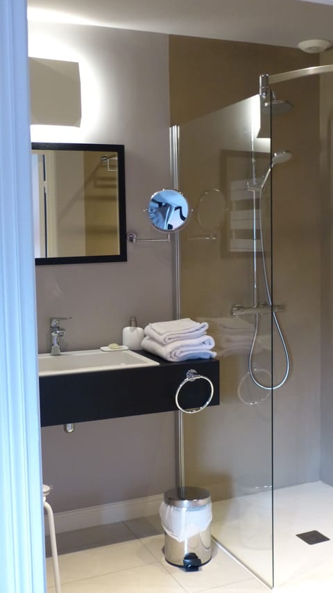 Superior Double or Twin Room, 1 Double or 2 Twin Beds | Bathroom | Free toiletries, hair dryer, bathrobes, slippers