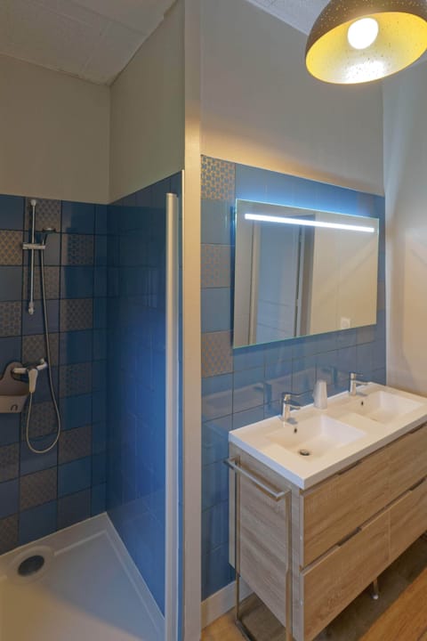 Comfort Room, Multiple Beds (6 pers) | Bathroom | Shower, hair dryer, soap, shampoo