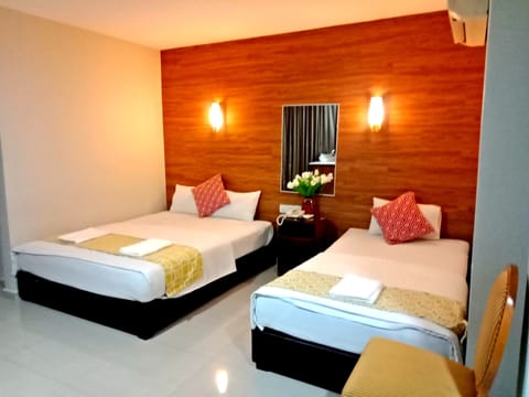 Deluxe Triple Room | Desk, soundproofing, free WiFi