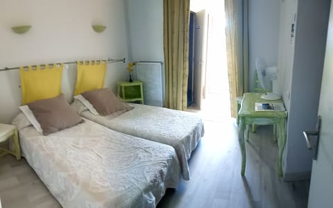 Standard Twin Room | Desk, free WiFi, bed sheets