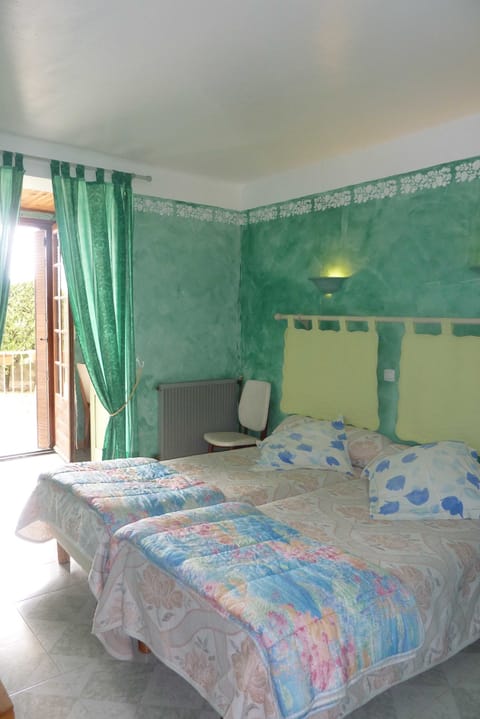 Standard Twin Room | Desk, free WiFi, bed sheets