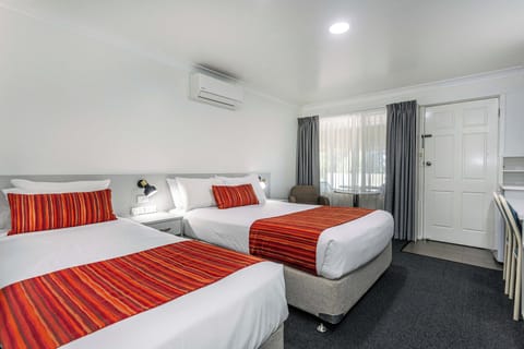 Standard Double Room | 1 bedroom, desk, blackout drapes, iron/ironing board