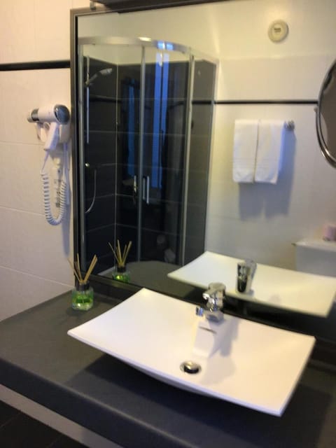 Double or Twin Room, Ocean View | Bathroom | Free toiletries, hair dryer, towels