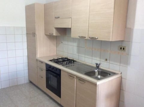 Full-size fridge, oven, stovetop, coffee/tea maker