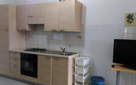 Full-size fridge, oven, stovetop, coffee/tea maker