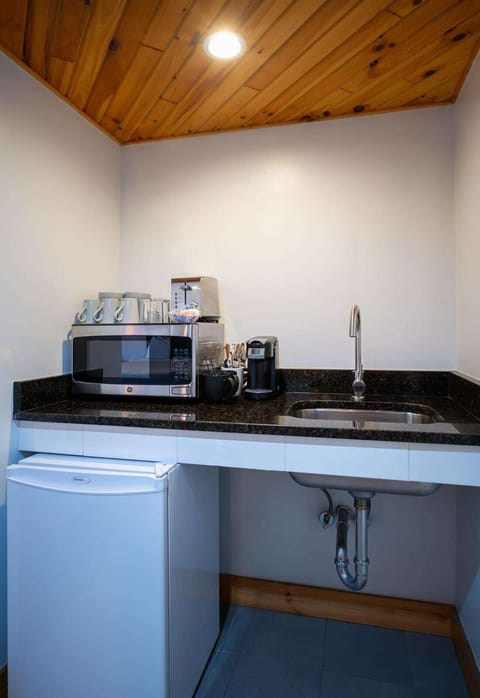 Deluxe Two Queen | Individually decorated, individually furnished, iron/ironing board