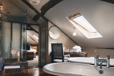 Luxury Loft, 1 King Bed | Bathroom | Free toiletries, hair dryer, towels, soap