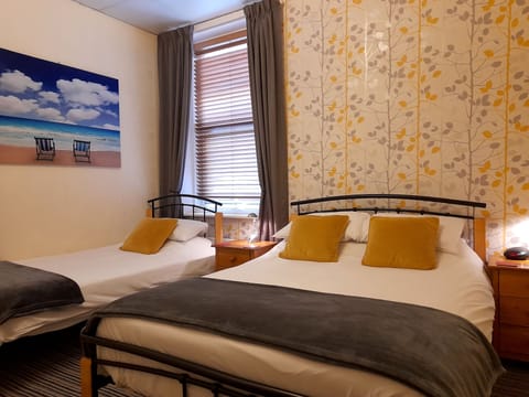 Triple Room, Ensuite | Premium bedding, pillowtop beds, blackout drapes, iron/ironing board