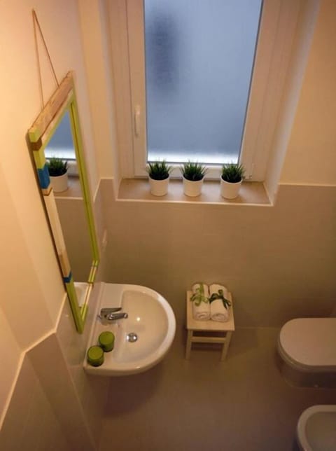 Double Room | Bathroom | Shower, free toiletries, hair dryer, slippers