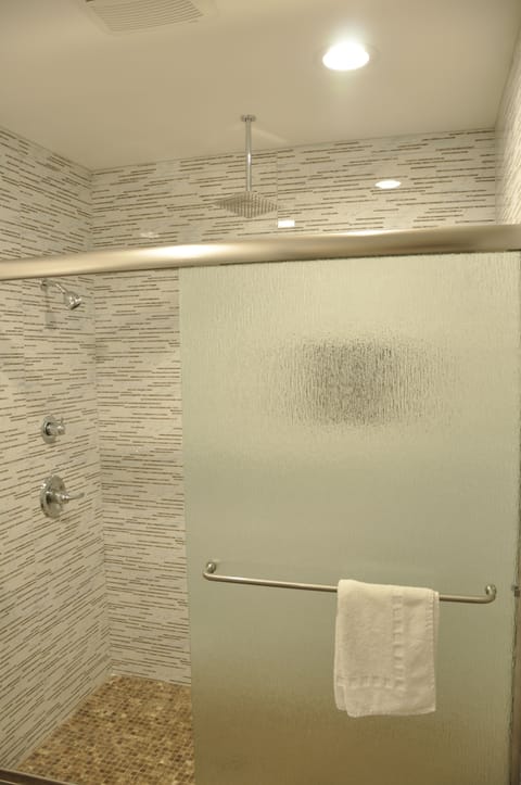 Superior Room, 1 King Bed | Bathroom shower