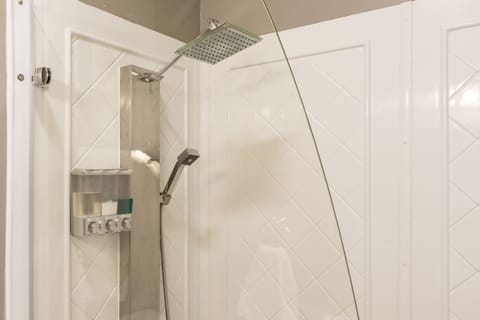 Romantic Room, 1 Queen Bed, Jetted Tub | City view