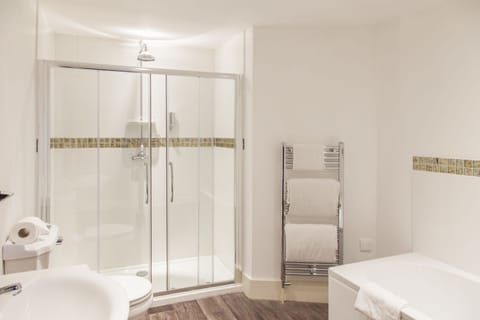  Deluxe King Room | Bathroom | Free toiletries, hair dryer, towels