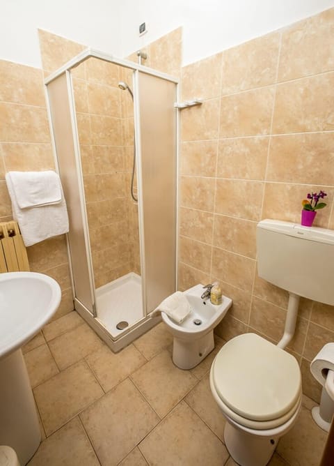 Basic Twin Room, 2 Twin Beds | Bathroom | Shower, free toiletries, hair dryer, towels