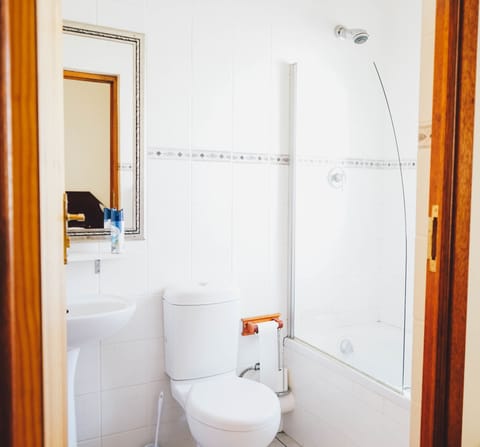 Shower, rainfall showerhead, free toiletries, hair dryer