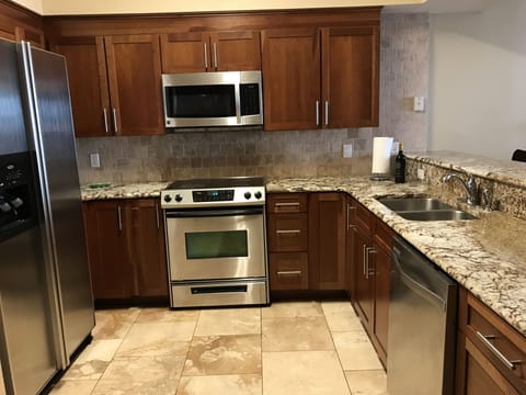 Big kitchen with granite countertops, stainless steel appliances, big pantry