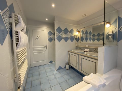 Standard Apartment, 2 Twin Beds, Non Smoking | Bathroom | Free toiletries, hair dryer, towels