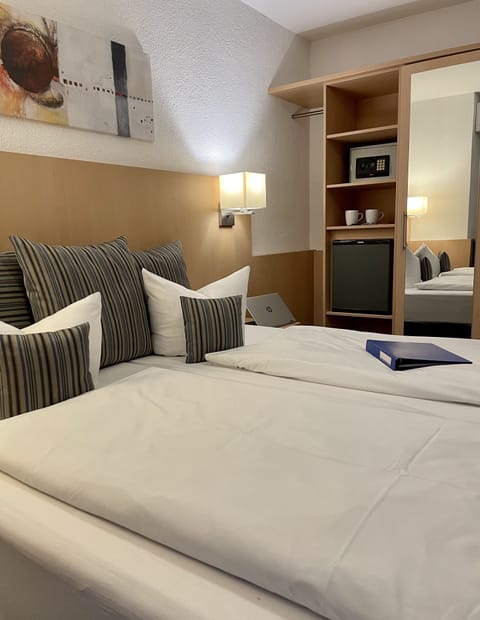 Hypo-allergenic bedding, down comforters, minibar, in-room safe