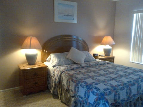 master BR , queen bed