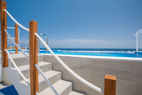 Private Pool; with direct sea views 