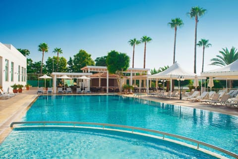 Indoor pool, seasonal outdoor pool, sun loungers