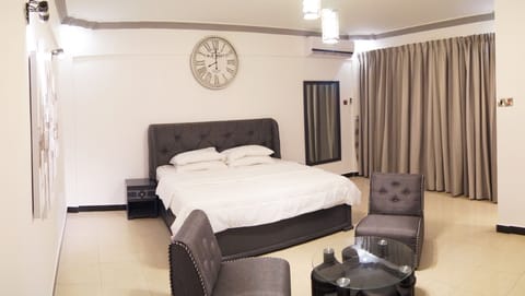 Basic Double Room, 1 King Bed | Individually decorated, individually furnished, desk, blackout drapes