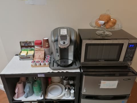 Comfort Room, 1 Queen Bed | Room amenity