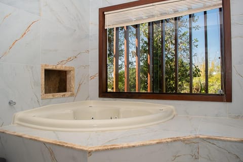 Suite Villa Master | Premium bedding, pillowtop beds, desk, laptop workspace