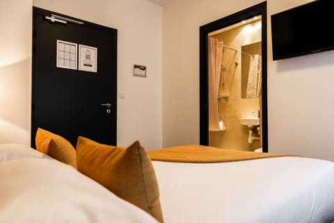 Double Room Single Use, 1 Double Bed | Premium bedding, desk, blackout drapes, iron/ironing board