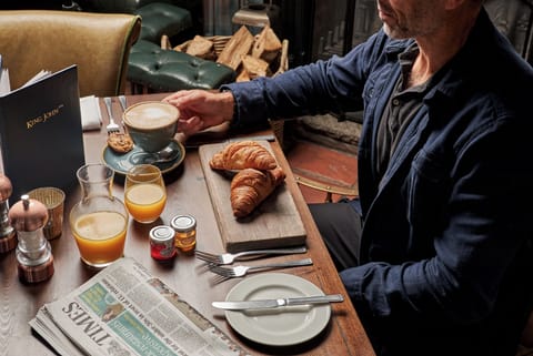 Daily cooked-to-order breakfast (GBP 15 per person)