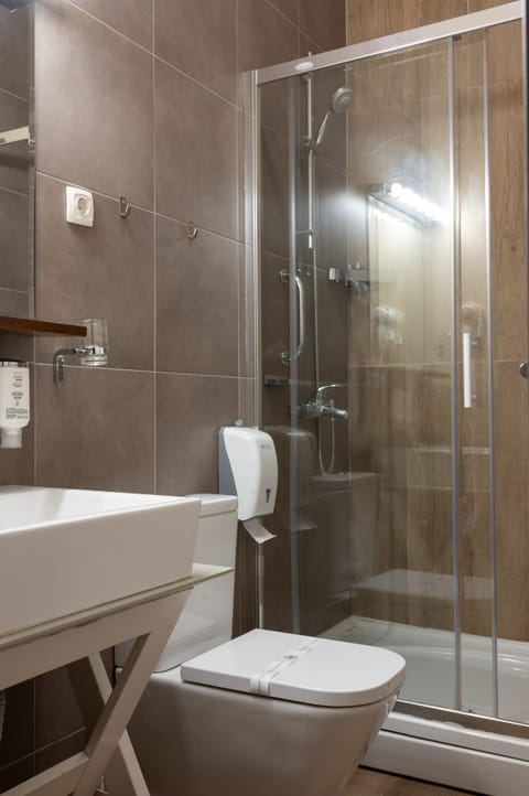 Shower, rainfall showerhead, hair dryer, towels