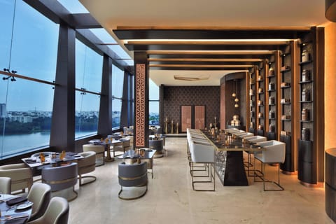 4 restaurants; breakfast, lunch, dinner, and brunch served