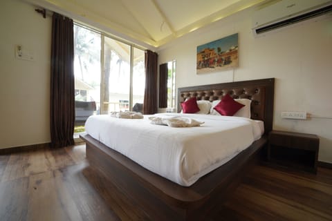 Deluxe Cottage, 1 Queen Bed, Partial Sea View | Egyptian cotton sheets, in-room safe, soundproofing, WiFi (free)