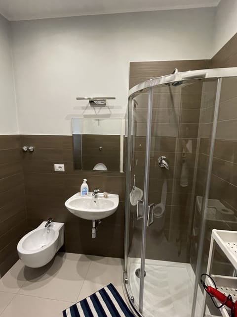 Economy Double Room, Shared Bathroom | Bathroom | Shower, rainfall showerhead, free toiletries, hair dryer