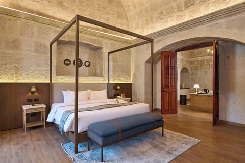 Senior Suite Colonial | Premium bedding, minibar, in-room safe, desk