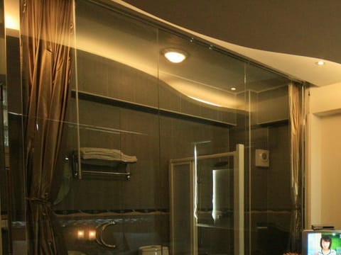 Deluxe Triple Room | Bathroom | Shower, free toiletries, hair dryer, slippers
